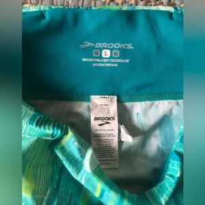 Women’s Brooks Green & Teal Patterned Active Leggings
Run Happy
Size L